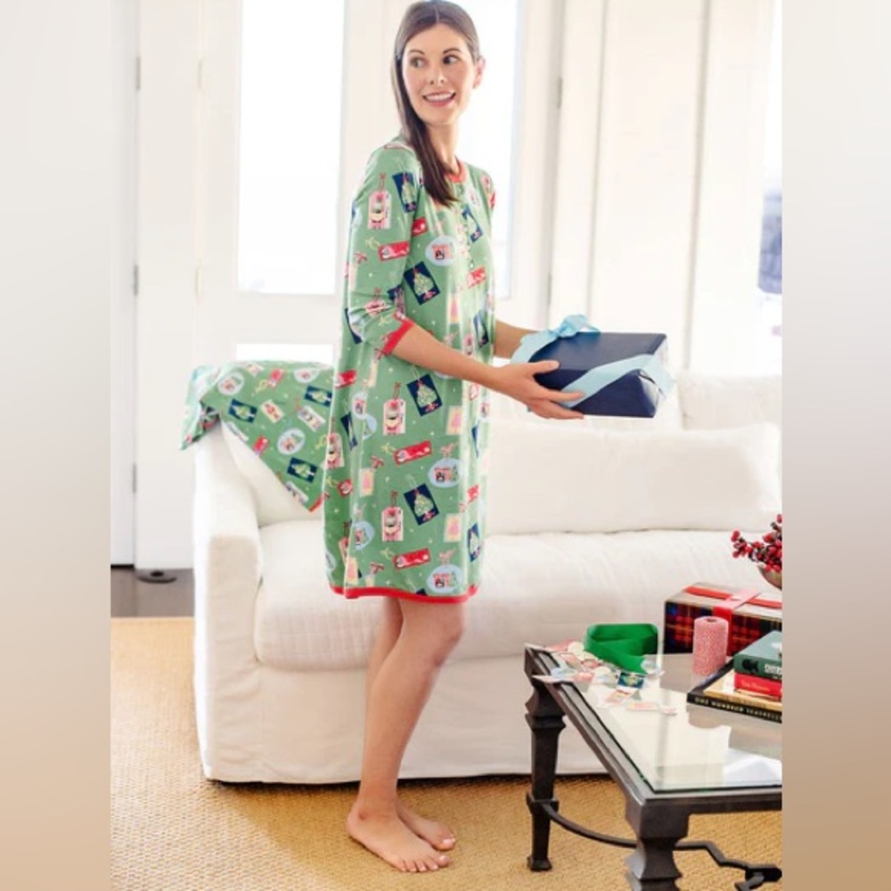 The Beaufort Bonnet Company Nightingale Nightgown in Need A Little Christmas XS